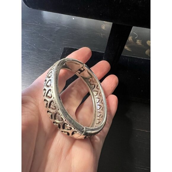 Vintage 1/2" Wide Brighton Open Hearts Hinged Bangle Bracelet Silver Plate - Picture 4 of 5